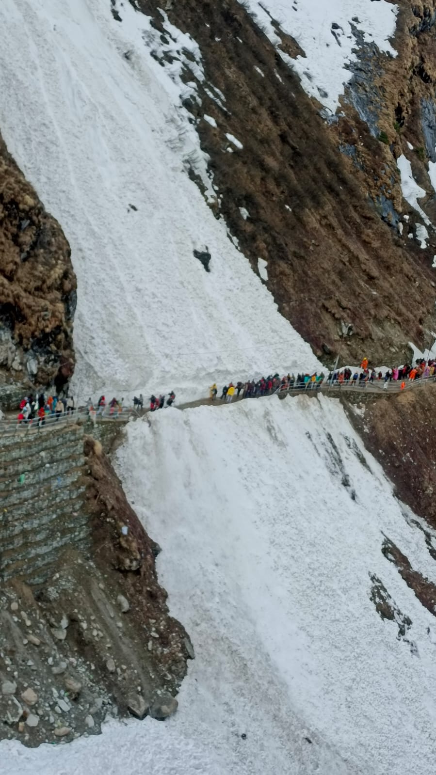 दोनों ग्लेशियरों से बर्फ हटाने का कार्य