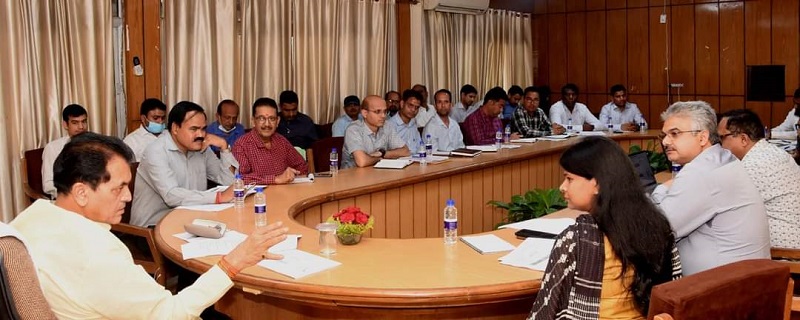 शहरी विकास मंत्री ने विकास कार्यों की समीक्षा बैठक ली