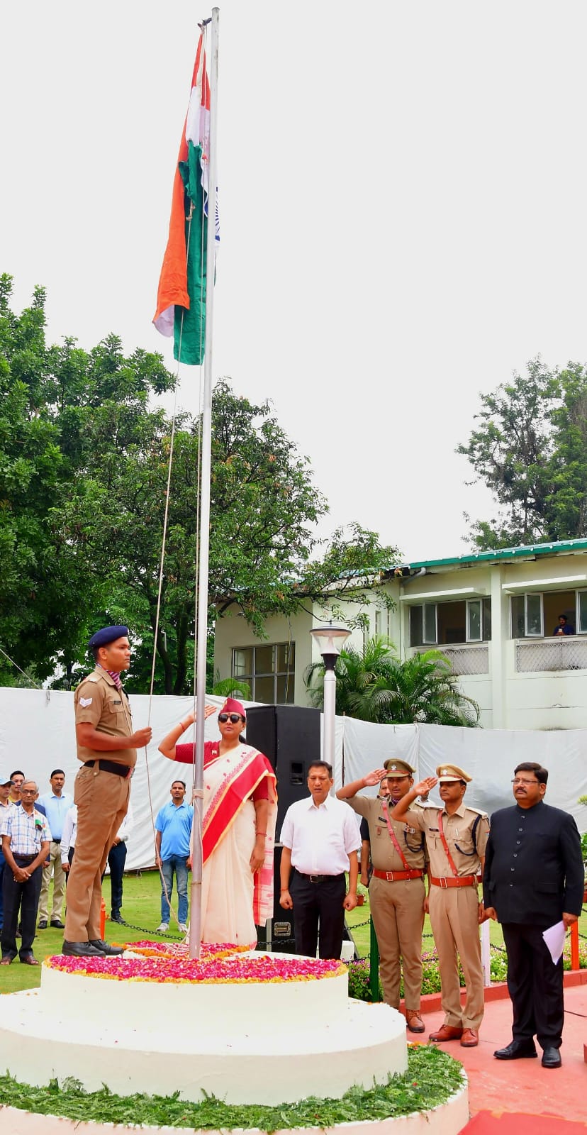 78वें स्वतंत्रता दिवस के अवसर पर मुख्य सचिव श्रीमती राधा रतूड़ी ने सचिवालय में ध्वजारोहण किया।