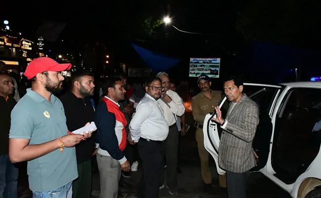 नैनीताल : देर शाम मॉल रोड भ्रमण पर निकले कमिश्नर दीपक रावत