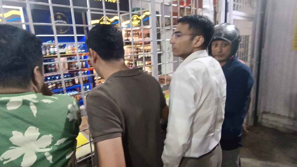Uttarakhand: ठेके पर ग्राहक बनकर पहुचे जिलाधिकारी, 20 रुपये अधिक लेने पर संचालक का किया इतने चालान