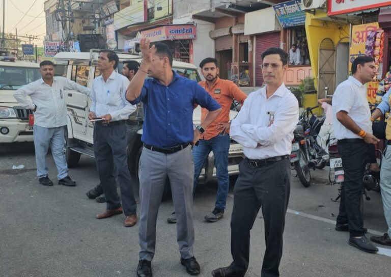 एआरटीओ और उप जिला अधिकारी की संयुक्त कार्रवाई 8 ई रिक्शा सीज 15 के नगद चालान