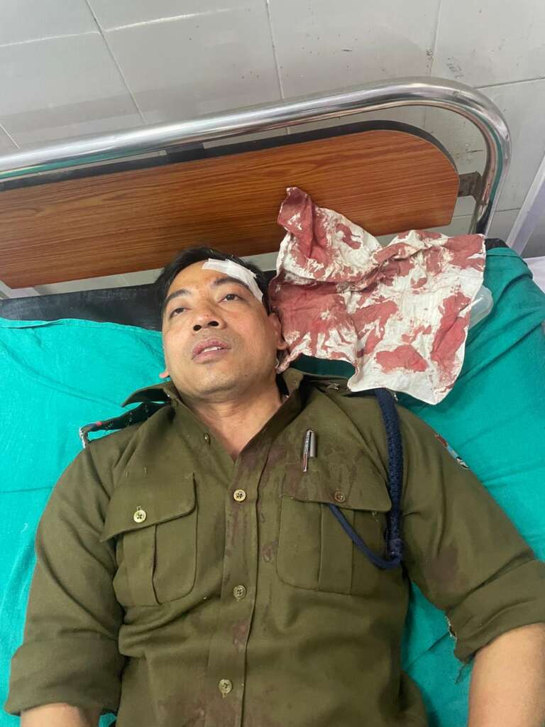 (उत्तरकाशी) प्रदर्शनकारीयों का पुलिस पर हमला.कई पुलिस कर्मी घायल