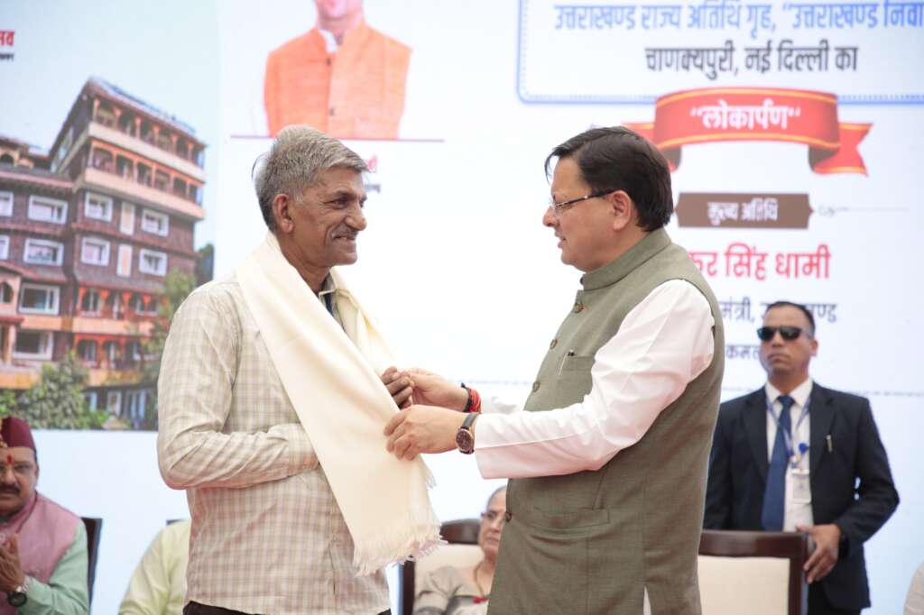 उत्तराखंड निवास के निर्माण में अपना महत्वपूर्ण योगदान देने वाले श्रमिकों को शॉल ओढ़ाकर मुख्यमंत्री ने किया सम्मानित!!