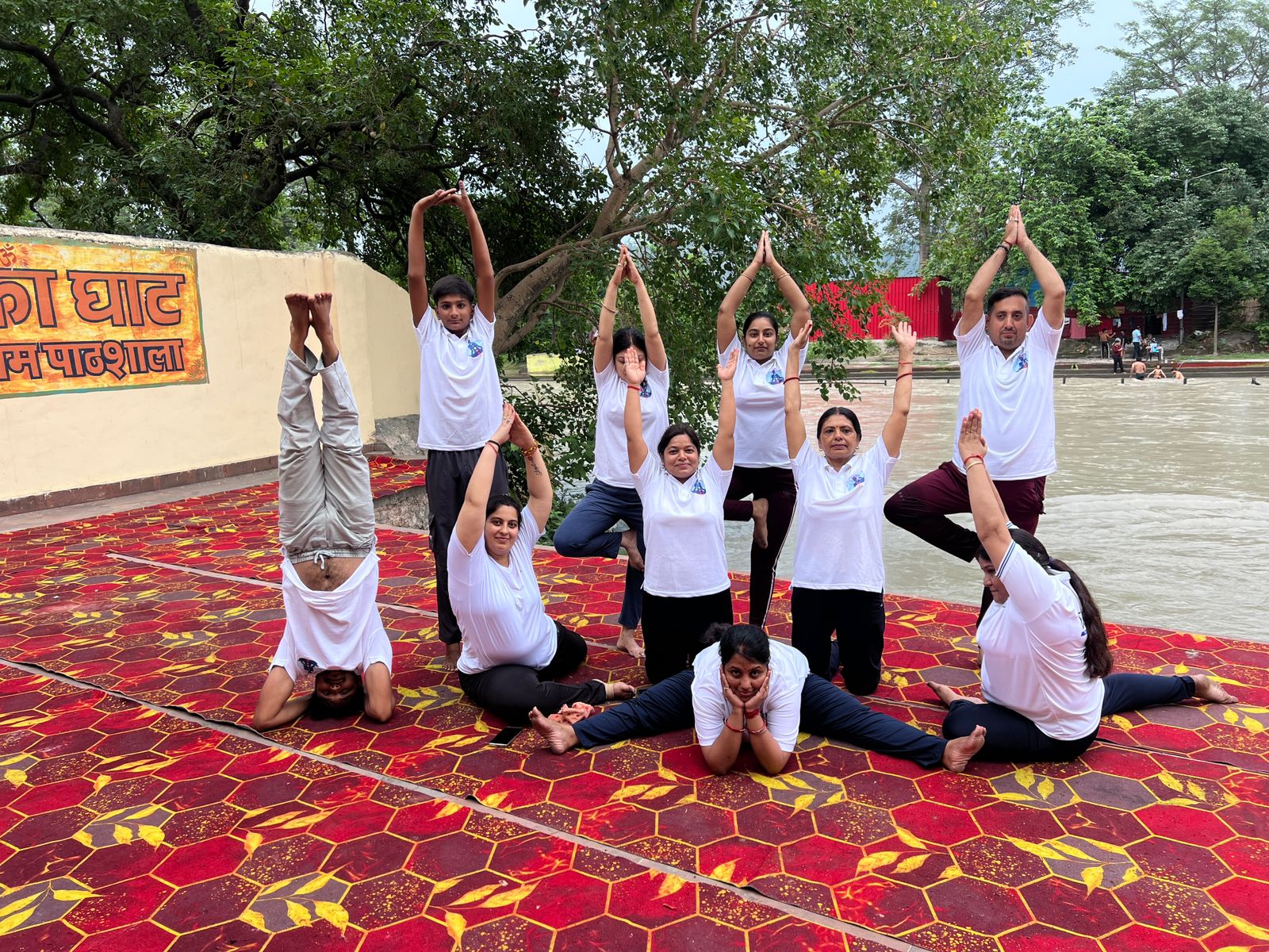 एडवोकेट ईशा अग्रवाल ने आज गंगा तट पर योग दिवस मनाया|