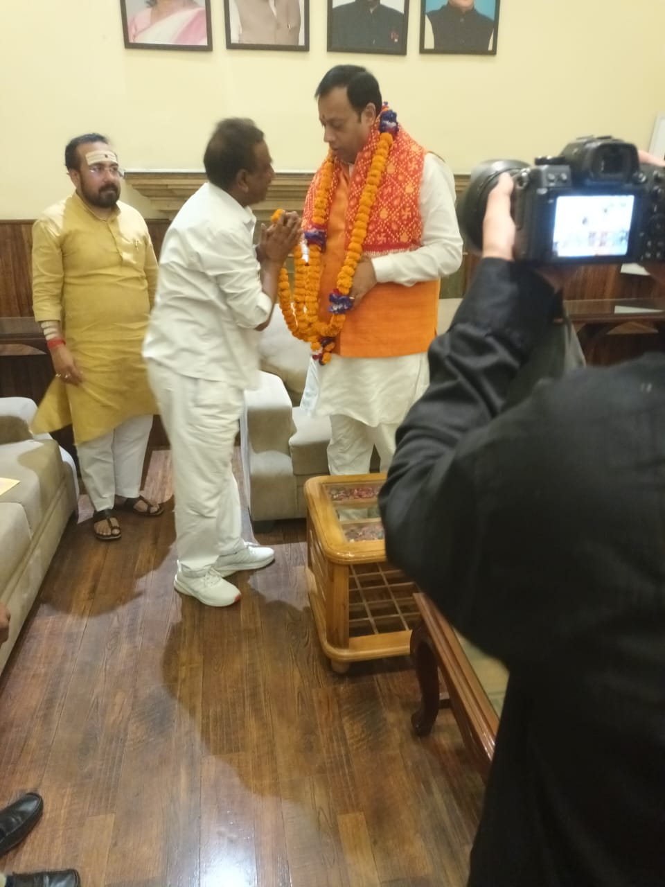 हिंदू रक्षक दल के राष्ट्रीय प्रमुख नवीन अग्रवाल ने की बद्री केदार समिति के अध्यक्ष से मुलाकातबद्री केदार समिति को जिम्मेदारी मिलने के बाद मंदिरों के प्रबंधन में आया सकारात्मक बदलाव-नवीन अग्रवाल