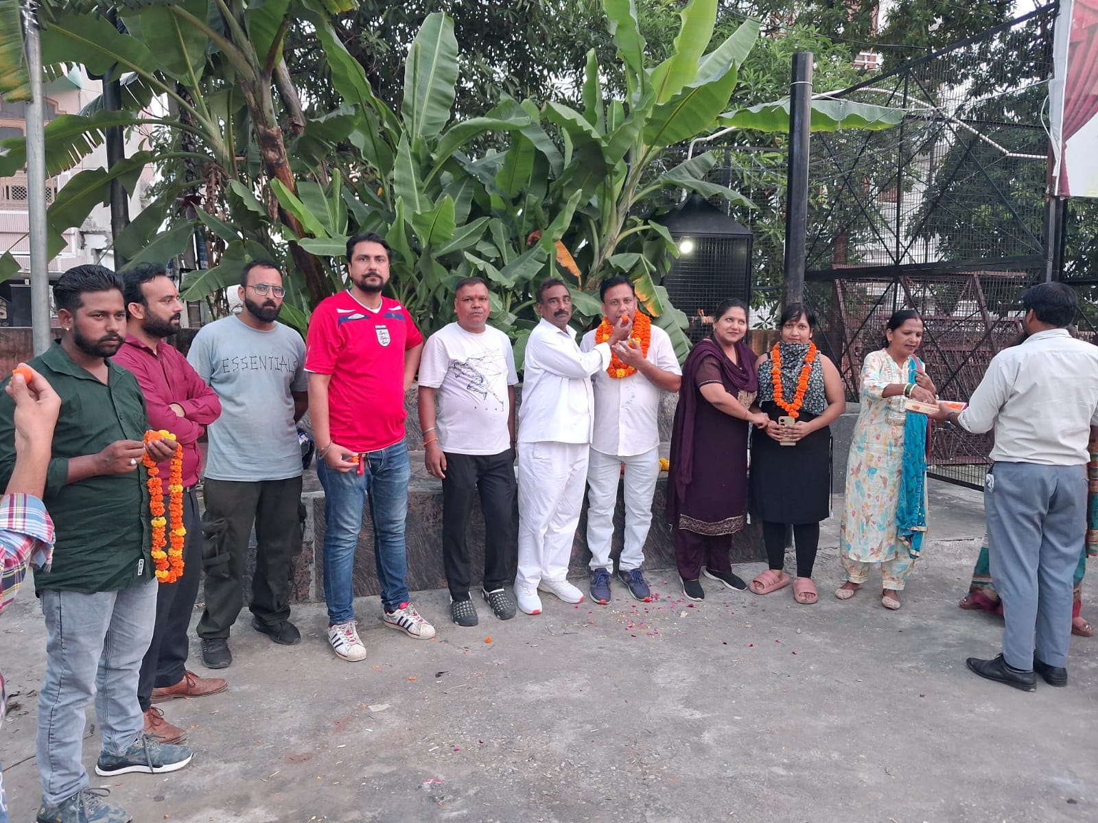 राहूल राजा उत्तराखण्ड मिडिया प्रभारी हि०र० द० के मिडिया प्रभारी राष्ट्रीय पत्रकार संघ भारत के उत्तराखण्ड वरिष्ठ उपाध्यक्ष पद जिम्मेदारी मिलने की खुशी पर हिन्दू रक्षक दल के राष्ट्रीय प्रमुख नवीन अग्रवाल ने सभी पदाधिकारियो के साथ माडल कालोनी भगवान के श्री चरण ( मंदिर ) पार्क मे सभी पदाधिकारियों ने जोरदार माल्य अर्पण पुष्प वर्षा के साथ किया अभिनन्द । News 100